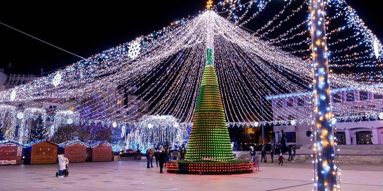 O primarie din Muntenia le ofera localnicilor o adevarata poveste de Craciun. Vezi cum arata iluminatul festiv la Mioveni!