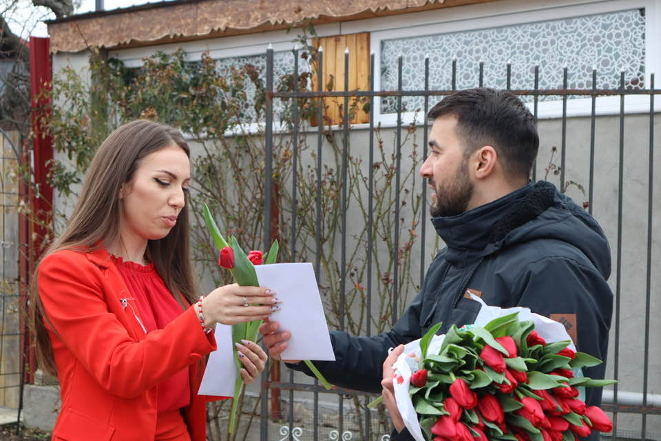 In luna femeii, primarul din Aninoasa a pregatit surprize pentru doamne si domnisoare. A impartit flori si martisoare si le invita la un bal.